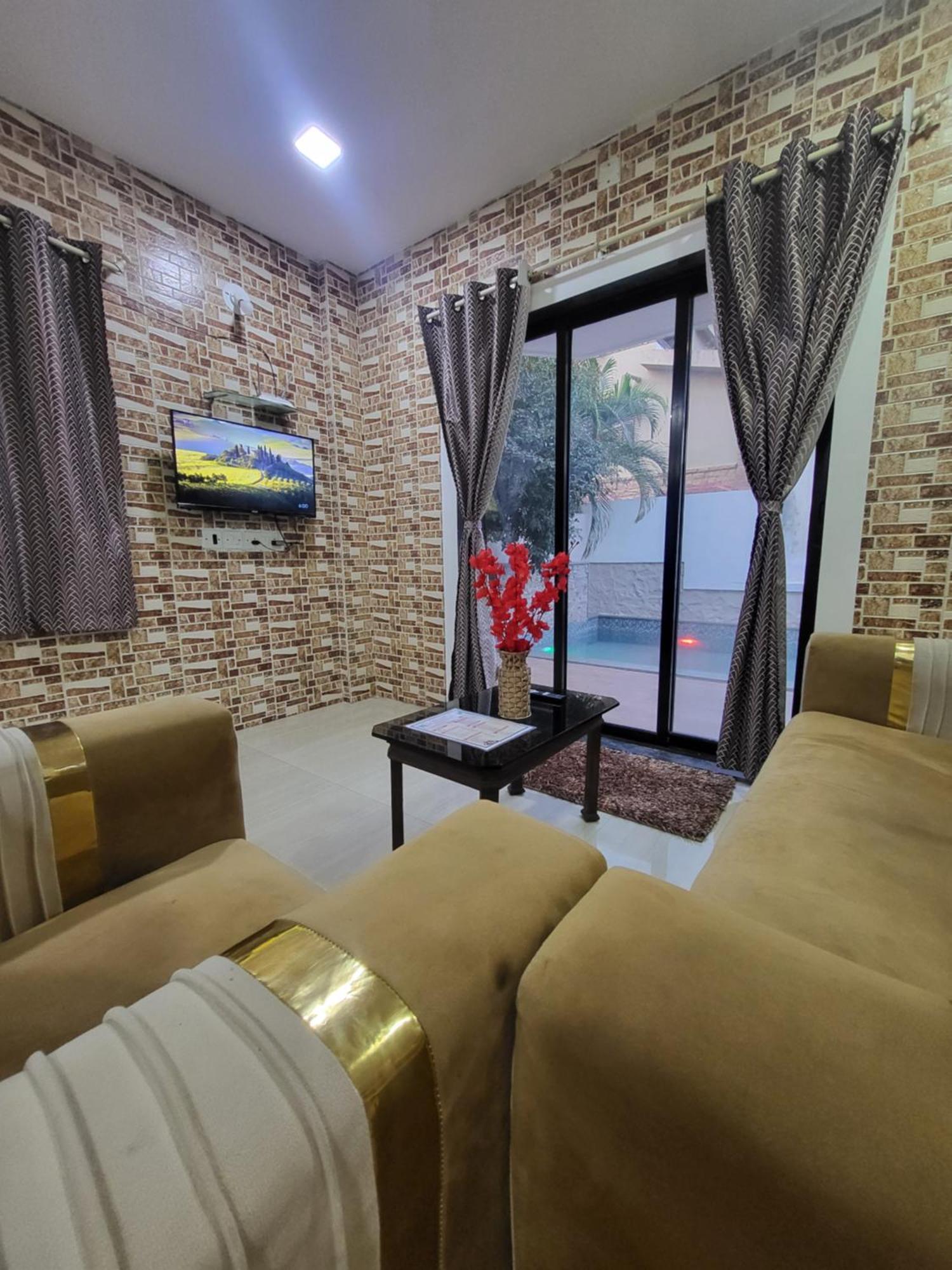 The Perfect Stays Para Disco Big Pool Cricket Turf Villa Lonavala Exterior foto